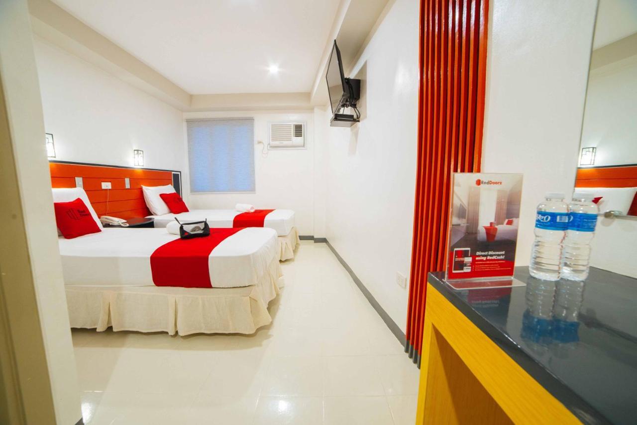 RedDoorz Plus near San Pedro Cathedral Davao City Buitenkant foto