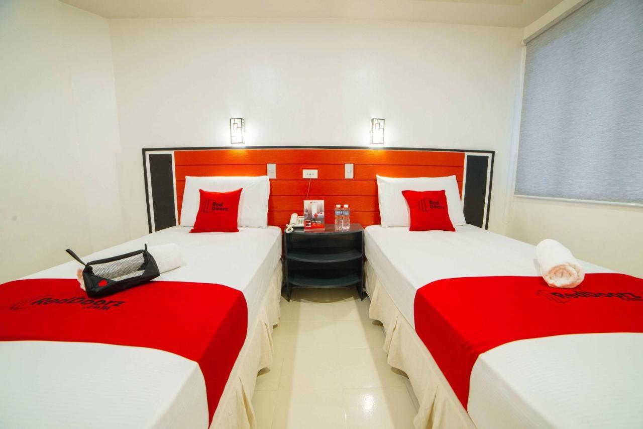 RedDoorz Plus near San Pedro Cathedral Davao City Buitenkant foto