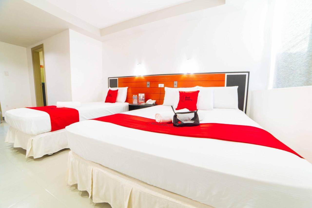 RedDoorz Plus near San Pedro Cathedral Davao City Buitenkant foto